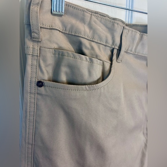 🫒”Vintage 1946” NWT Men's Tan Flat Front Modern Fit Performance Chinos w/Pockets - Picture 13 of 16